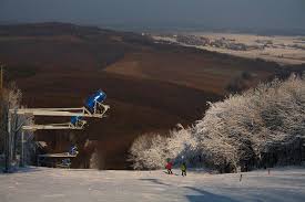 Eplény a zirci medence és a veszprémi fennsík vízválasztóján fekvő település. Intersport Siarena Epleny Funiq