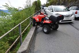 Der fahrersitz hat beim quad und bei den meisten atvs wie beim motorrad eine sattelform, gelenkt wird mit einer lenkstange. Emmetten Nw Quad Lenkerin Nach Unfall Verletzt