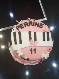 Gateau Sur Le Theme Du Piano A La Creme Au Beurre Meringuee Chocolat Fourre Aux Framboises Et Leur Coulis