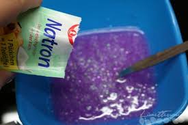 Ich möchte jedoch anmerken das selbst gemachter slime ohne kleber eine andere konsistenz hat und weniger glibbrig. Diy Spiel Slime Selber Machen Diy Fur Kinder Limettengrun