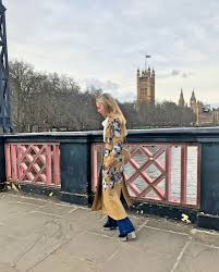 Aan de bovenkant ligt buurland estland, en aan de onderkant litouwen. Alice Naylor Leyland S London Fashion Week Diary Fall 2017 Vogue