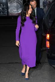 Meghan Markle Pops In 138 Purple Dress Blue Suede Pumps At One Young World Summit Purple Gowns Aritzia Dress Purple Dress