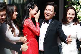 Nhỏ|áo ngũ thân lập lĩnh tay. Máº¥t Cong Che Cháº¯n Bao Lau Chiáº¿c Ao Dai CÆ°á»›i Khiáº¿n Nha PhÆ°Æ¡ng Lá»™ Bá»¥ng Lum Lum