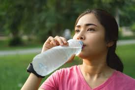 Minumlah air putih secara bertahap, jangan sekaligus dalam satu waktu. 9 Tips Mudah Untuk Minum Banyak Air Putih Hello Sehat