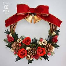 クリスマスリース プリザーブドフラワー 赤いバラ 赤いリボンとベル 玄関ドア ヒイラギの葉に松ぼっくり（21cm） | プリザーブドフラワーリース 専門店|愛彩祭|送料無料