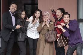 Love story adalah sebuah sinetron indonesia produksi sinemart yang akan ditayangkan perdana pada 12 januari 2021 pukul 20.00 wib di sctv. Potret Kebersamaan Pemain Love Story The Series