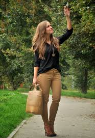 Bordo ve taba uyumu, taba ve yeşil uyumu, taba rengi ve kırmızı uyumu, taba beyaz uyumu ise diğer uyumlu ve taba ile sık kullanılan renklerdir.tamamen siyahtan oluşan bir kombinde bile bir iki tane taba rengi. Taba Rengi Ayakkabi Hangi Renkle Giyilir Kadin Erkek Tarz Kadin