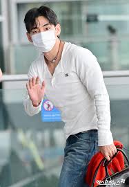 BTS’s V turns heads with wide-shouldered look and retro denim at airport