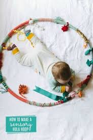 Comment Faire Un Cerceau Sensoriel Pour Bebe Une Idee Cadeau Bricolage Geniale Pour Bebe Monde De Bebe Diy Baby Stuff Cool Baby Stuff Baby Toys Diy