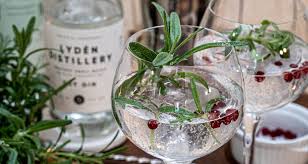 Glasen är speciellt framtagna för den ultimata njutningen av gin och tonic. Gin Och Tonic Granskott Och Lingon I Koket Med Anders