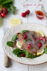 Mescolate lo yogurt greco con l'olio, l'erba cipollina ed il succo di limone filtrato. Carpaccio Di Pesce Spada Affumicato