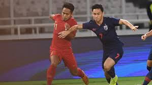 Dilansir antara, hasil tersebut menjadi raihan poin perdana indonesia di grup g, setelah selalu kalah dari lima pertandingan sebelumnya, kendati tak keunggulan thailand kali ini tidak bertahan lama sebab 10 menit berselang evan dimas dengan sigap menyambar bola muntah hasil tendangan egy. Hasil Skor Sementara Indonesia Vs Thailand Tanpa Gol Di Babak 1 Tirto Id