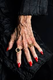 Informations About Hands That Have Lived Karen Walker Advanced Style Collaborate That S Not My Age Pin You Can Easily Use My Pr In 2020 Karen Walker Hand Fotografie Und Karen
