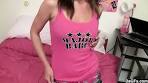 Amateur Chrissy zeigt ihre rasierte Muschi