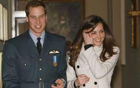 T emat później ucichł i media skupiły się na tych samych słowach, ale mówionych przez księcia harry'ego i księżną sussex. Ksiaze William I Kate Sa Kuzynami