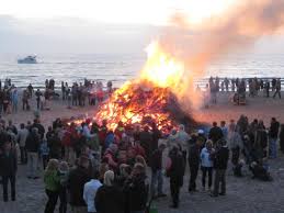 Sankt hans aften er associeret med et stort bål i de flestes hoveder. Feast Of Sankt Hans Catholics Cultures