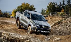 In this market, there are two trims available. Nueva Toyota Hilux La Incombustible Pick Up Estrena Motor De 204 Cv Y Parte De Los 31 715 Euros En Espana