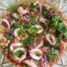 Kulit limau potong dadu 2 sudu besar sos nampla (sos ikan thai) kemudian masukkan gula apung, sos ikan dan perahan air limau nipis bersama kulitnya ke. Patutlah Ramai Share Resipi Sotong Stim Limau Ala Thai Ni Memang Rasa Macam Di Kedai Ini Resipinya Keluarga