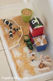 Farm Sensory Play Activity For Preschoolers Thema Bauernhof Bauernhof Kinder Und Basteln Fur Kindergartner