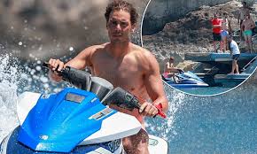 Sezonun ilk grand slam tenis turnuvası avustralya açık'ta tek erkeklerde 2 numaralı seribaşı rafael nadal, dördüncü tura yükseldi. Rafael Nadal Goes Shirtless As He Takes To The Waves On A Jetski In Ibiza Daily Mail Online