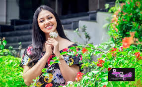 Paboda endigina besh yoshida teledramada rol o'ynagan yashorawaya onasi geetha kanthi bilan. Rashiprabha Sandeepani Facebook
