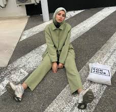 Tampil menarik dengan kombinasi warna hijau untuk baju dan jilbab intip yuk moms. Inilah Padu Padan Warna Jilbab Yang Cocok Untuk Baju Hijau Tua