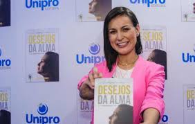 A insana obsessão por dinheiro e sucesso, a rotina no bordel onde construiu seu nome de guerra e os bastidores da vida de andressa urach. Andressa Urach Lanca Segundo Livro Em Feira Crista O Fuxico