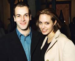 Jen and jonny used to be married to brad and angelina respectively. Pictures Youngest Celebrity Marriages Angelina Jolie And Johnny Lee Miller Marriage