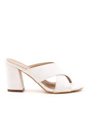 Les sandales plates sont chaque année au top des tendances. Sandales Blanches En Simili Peau Emella Ces Mules Blanches Possedent 2