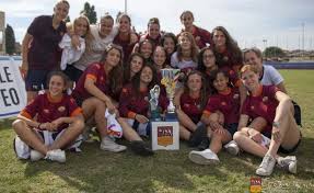 Ne rappresenta le società e le associazioni sportive dilettantistiche, comprese quelle di calcio femminile, calcio a 5 e beach soccer, organizzandone i campionati attraverso le sue strutture. 1 Torneo Generali Alla Roma Calcio Femminile Calciodonne It