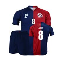 El visitante está en blanco con líneas azules y el tercer uniforme es negro. Clientes Anka Sport