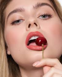 Just skin, sun, and a touch of something pretty. A simple summer look  that's quick to do — and easy to wear every day 🤍