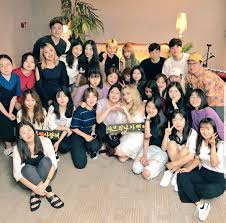 Sabrina Carpenter In Seoul South Korea Along With A Large Group Of Fans Source Sabrinaannlynn On Twitter August 2 Sabrina Carpenter Sabrina Hollywood
