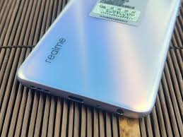 Realme Q3s