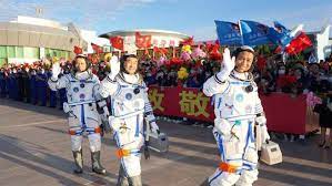他們未來三十日將在這裡展開多項太空實驗。 神舟十一號五次變換軌道後，在距離地面393公里的軌道上，靠近太空實驗室天宮二號，當時剛剛在中國上空。 雙方距離餘下30米時，神舟十一號經過對接前 最後一個停泊點。 一切狀態正常。 Arhthftjtk8mwm