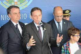 Presidente do stj ( superior tribunal de justiça ) concedeu, prisão domiciliar de marcelo crivella , por sua idade avançada e por motivo do crescente de número de vítimas de corona vírus. Bolsonaro E Crivella Fazem Acordo Por Novo Autodromo No Rio