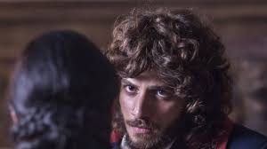 Foto: Thomas (Gabriel Braga Nunes) é flagrado por Joaquim (Chay Suede)  conversando com Jacinto (Babu Santana), na novela 'Novo Mundo'