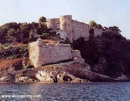 Le fort de brégançon est une résidence d'état utilisée comme lieu officiel de villégiature (principalement estivale) du président de la république française. Fort De Bregancon