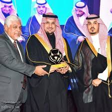 أصبح سلمان ملكاً في 23 يناير 2015 في أعقاب وفاة أخيه غير الشقيق، الملك عبد الله. Ø§Ù„Ø£Ù…ÙŠØ± Ø³Ø¹ÙˆØ¯ Ø¨Ù† Ø¹Ø¨Ø¯Ø§Ù„Ø±Ø­Ù…Ù† Ø¨Ù† Ù†Ø§ØµØ± Ø¨Ù† Ø¹Ø¨Ø¯Ø§Ù„Ø¹Ø²ÙŠØ² Ø§Ù„ Ø³Ø¹ÙˆØ¯ ÙŠÙƒØ±Ù… Ø´Ø±ÙƒØ© Ø§Ù„Ù…Ø´Ø§Ø¹Ø± Ù„Ù„Ø³ÙŠØ§Ø­Ø© ØµØ­ÙŠÙØ© Ø£Ø¶ÙˆØ§Ø¡ Ø§Ù„Ø¥Ù„ÙƒØªØ±ÙˆÙ†ÙŠØ©