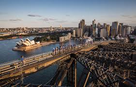 Die spannweite der sydney harbour bridge beträgt 503 meter, und der bogenscheitel erhebt sich 134 meter über den meeresspiegel, wobei diese höhe aufgrund der expansion des stahls an heißen tagen um 18 cm steigen kann.im bogen sind 39.006 tonnen stahl verarbeitet. Bridgeclimb Official Site Climb The Sydney Harbour Bridge