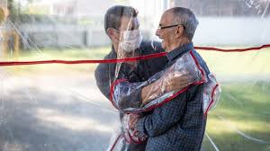Ao ser abraçada, a pessoa se sente acolhida, protegida, amada. Brasil Lar Criou Tunel Do Abraco Para Que Utentes Abracem Familiares