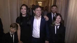 Los hijos de axel kicillof y su esposa soledad quereilhac acompañaron al flamante gobernador de la provincia de buenos aires en su entrada a la ceremonia de asunción en la plata.león, el mayor de ellos, sorprendió por su look desfachatado, con pelo largo y vestimenta elegante sport. Vivo Axel Kicillof Asume Como Gobernador De Buenos Aires Telefe Mar Del Plata