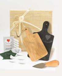 È dunque fondamentale scegliere una bomboniera in grado di rispecchiare la vostra personalità: Bomboniera Set 2 Taglieri Bamboo E Ardesia Con Coltellino Cuorematto Mobilia Store Home Favours