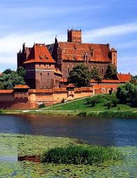Le Chateau De Malbork En Pomeranie Region De Pologne Unesco World Heritage Site Forteresse De Chevaliers T Malbork Castle Beautiful Castles European Castles