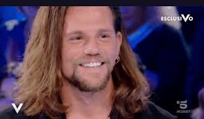 Nello studio di amici è così arrivato enrico nigiotti che è stato un allievo dell'edizione di amici vinta da emma marrone e che ha diviso l'avventura anche con. Enrico Nigiotti A Verissimo Non Si E Mai Pentito Del Gesto D Amore Per Elena D Amario Foto Ultime Notizie Flash