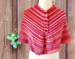 Man braucht, um so einen poncho zu stricken, einfach nur ein langes, gerades, rechtwinkliges strickstück quer oder längs gestrickt ohne abnahmen und ohne zunahmen. Poncho Cape Aus Sockenwolle Strickanleitung