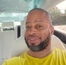 Is it possible to default to full screen while driving in Tesla Model 3?