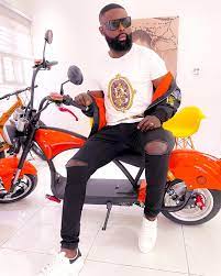 Yomi makun, aka yomi causal, the ceo of the popular fashion outfit, yomi casual didn't get to become the choice of top nigerian designer yomi casual ties the knot with his sweetheart in style. Rwrtnktfzkxm9m