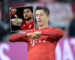 Der offensivwirbler könnte nach zwei einwechslungen in folge endlich sein startelfdebüt für den bvb geben und den belgischen nationalspieler, der. Fc Bayern Bvb Die Lustigsten Netzreaktionen Bvb Sitzt Demnachst Bei Domian Watson