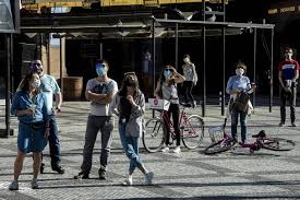 De acordo com o censo de 2011, a maioria dos habitantes da chéquia são os checos (63,7%), seguido pelos moravianos (4,9%), eslovacos (1,4%), poloneses (0,4%), alemães (0,2%) e silesianos (0,1%). Moradores Da Republica Tcheca Contam Como E Comecar A Sair Da Quarentena 13 04 2020 Mundo Folha